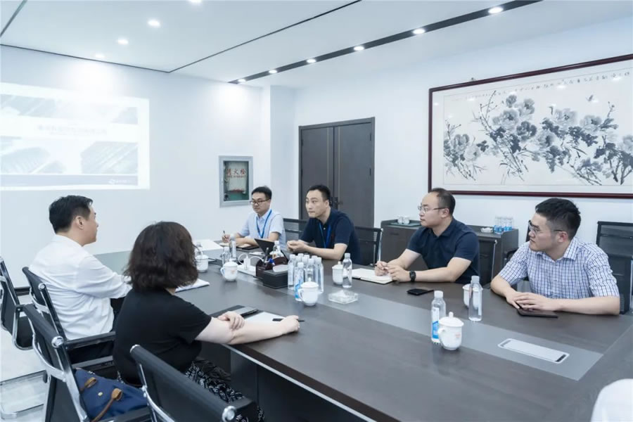 常州國家高新區管委會副主任杭宏偉調研科瑞爾科技，鎮領導高翔、邢皓程陪同調研。(圖4)